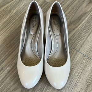 Life Stride Nude Patent Heels - Size 9.5 M